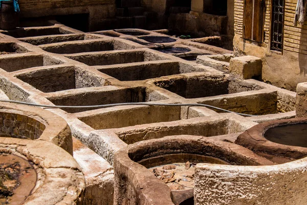 Fez, Fas - 13 Haziran 2022 Chouara Tannery, Chouara 'daki boya fıçıları Fez Medine' nin en ikonik manzaraları arasındadır. Eskiler 'in bronzlaşma ve boyama sanatı, içsel gerçekliğiyle.