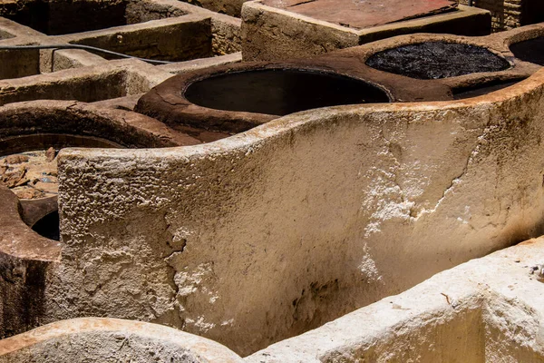 Fez, Fas - 13 Haziran 2022 Chouara Tannery, Chouara 'daki boya fıçıları Fez Medine' nin en ikonik manzaraları arasındadır. Eskiler 'in bronzlaşma ve boyama sanatı, içsel gerçekliğiyle.