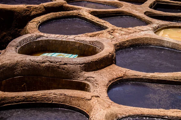 Fez, Fas - 13 Haziran 2022 Chouara Tannery, Chouara 'daki boya fıçıları Fez Medine' nin en ikonik manzaraları arasındadır. Eskiler 'in bronzlaşma ve boyama sanatı, içsel gerçekliğiyle.