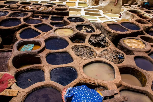 Fez, Fas - 13 Haziran 2022 Chouara Tannery, Chouara 'daki boya fıçıları Fez Medine' nin en ikonik manzaraları arasındadır. Eskiler 'in bronzlaşma ve boyama sanatı, içsel gerçekliğiyle.