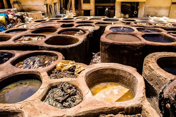 Fez, Fas - 13 Haziran 2022 Chouara Tannery, Chouara 'daki boya fıçıları Fez Medine' nin en ikonik manzaraları arasındadır. Eskiler 'in bronzlaşma ve boyama sanatı, içsel gerçekliğiyle.