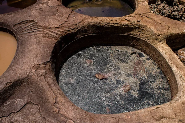 Fez, Fas - 13 Haziran 2022 Chouara Tannery, Chouara 'daki boya fıçıları Fez Medine' nin en ikonik manzaraları arasındadır. Eskiler 'in bronzlaşma ve boyama sanatı, içsel gerçekliğiyle.