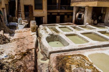 Fez, Fas - 13 Haziran 2022 Chouara Tannery, Chouara 'daki boya fıçıları Fez Medine' nin en ikonik manzaraları arasındadır. Eskiler 'in bronzlaşma ve boyama sanatı, içsel gerçekliğiyle.