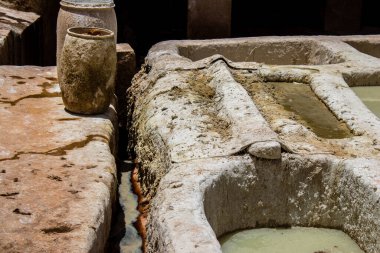 Fez, Fas - 13 Haziran 2022 Chouara Tannery, Chouara 'daki boya fıçıları Fez Medine' nin en ikonik manzaraları arasındadır. Eskiler 'in bronzlaşma ve boyama sanatı, içsel gerçekliğiyle.