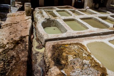Fez, Fas - 13 Haziran 2022 Chouara Tannery, Chouara 'daki boya fıçıları Fez Medine' nin en ikonik manzaraları arasındadır. Eskiler 'in bronzlaşma ve boyama sanatı, içsel gerçekliğiyle.