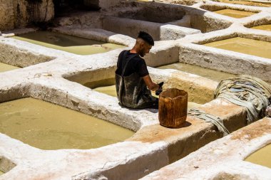 Fez, Fas - 13 Haziran 2022 Chouara Tannery, Chouara 'daki boya fıçıları Fez Medine' nin en ikonik manzaraları arasındadır. Eskiler 'in bronzlaşma ve boyama sanatı, içsel gerçekliğiyle.