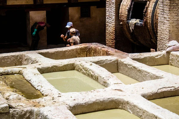 Fez, Fas - 13 Haziran 2022 Chouara Tannery, Chouara 'daki boya fıçıları Fez Medine' nin en ikonik manzaraları arasındadır. Eskiler 'in bronzlaşma ve boyama sanatı, içsel gerçekliğiyle.