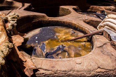 Fez, Fas - 13 Haziran 2022 Chouara Tannery, Chouara 'daki boya fıçıları Fez Medine' nin en ikonik manzaraları arasındadır. Eskiler 'in bronzlaşma ve boyama sanatı, içsel gerçekliğiyle.