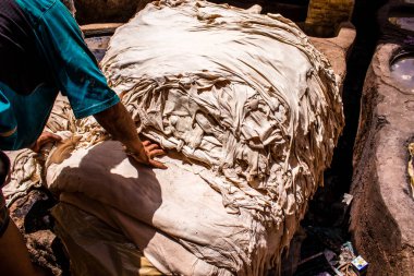 Fez, Fas - 13 Haziran 2022 Chouara Tannery, Chouara 'daki boya fıçıları Fez Medine' nin en ikonik manzaraları arasındadır. Eskiler 'in bronzlaşma ve boyama sanatı, içsel gerçekliğiyle.
