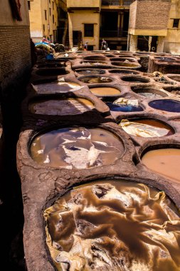 Fez, Fas - 13 Haziran 2022 Chouara Tannery, Chouara 'daki boya fıçıları Fez Medine' nin en ikonik manzaraları arasındadır. Eskiler 'in bronzlaşma ve boyama sanatı, içsel gerçekliğiyle.