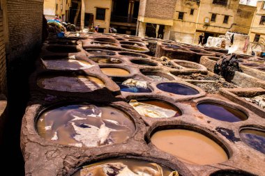 Fez, Fas - 13 Haziran 2022 Chouara Tannery, Chouara 'daki boya fıçıları Fez Medine' nin en ikonik manzaraları arasındadır. Eskiler 'in bronzlaşma ve boyama sanatı, içsel gerçekliğiyle.