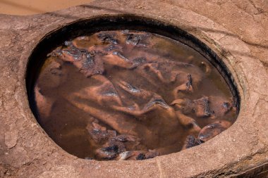 Fez, Fas - 13 Haziran 2022 Chouara Tannery, Chouara 'daki boya fıçıları Fez Medine' nin en ikonik manzaraları arasındadır. Eskiler 'in bronzlaşma ve boyama sanatı, içsel gerçekliğiyle.