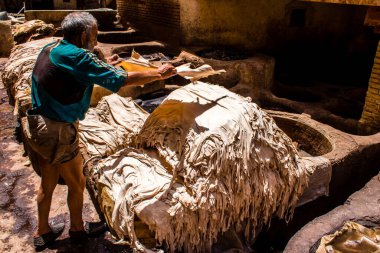 Fez, Fas - 13 Haziran 2022 Chouara Tannery, Chouara 'daki boya fıçıları Fez Medine' nin en ikonik manzaraları arasındadır. Eskiler 'in bronzlaşma ve boyama sanatı, içsel gerçekliğiyle.