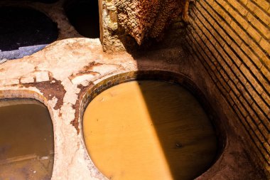 Fez, Fas - 13 Haziran 2022 Chouara Tannery, Chouara 'daki boya fıçıları Fez Medine' nin en ikonik manzaraları arasındadır. Eskiler 'in bronzlaşma ve boyama sanatı, içsel gerçekliğiyle.