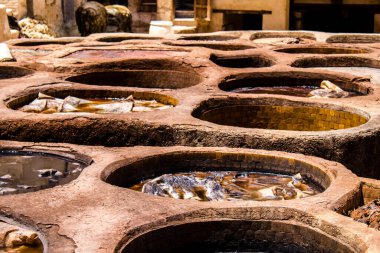 Fez, Fas - 13 Haziran 2022 Chouara Tannery, Chouara 'daki boya fıçıları Fez Medine' nin en ikonik manzaraları arasındadır. Eskiler 'in bronzlaşma ve boyama sanatı, içsel gerçekliğiyle.