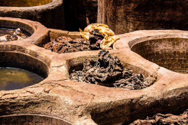 Fez, Fas - 13 Haziran 2022 Chouara Tannery, Chouara 'daki boya fıçıları Fez Medine' nin en ikonik manzaraları arasındadır. Eskiler 'in bronzlaşma ve boyama sanatı, içsel gerçekliğiyle.
