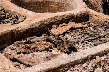 Fez, Fas - 13 Haziran 2022 Chouara Tannery, Chouara 'daki boya fıçıları Fez Medine' nin en ikonik manzaraları arasındadır. Eskiler 'in bronzlaşma ve boyama sanatı, içsel gerçekliğiyle.