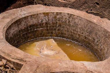 Fez, Fas - 13 Haziran 2022 Chouara Tannery, Chouara 'daki boya fıçıları Fez Medine' nin en ikonik manzaraları arasındadır. Eskiler 'in bronzlaşma ve boyama sanatı, içsel gerçekliğiyle.