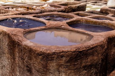 Fez, Fas - 13 Haziran 2022 Chouara Tannery, Chouara 'daki boya fıçıları Fez Medine' nin en ikonik manzaraları arasındadır. Eskiler 'in bronzlaşma ve boyama sanatı, içsel gerçekliğiyle.