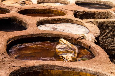 Fez, Fas - 13 Haziran 2022 Chouara Tannery, Chouara 'daki boya fıçıları Fez Medine' nin en ikonik manzaraları arasındadır. Eskiler 'in bronzlaşma ve boyama sanatı, içsel gerçekliğiyle.