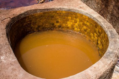 Fez, Fas - 13 Haziran 2022 Chouara Tannery, Chouara 'daki boya fıçıları Fez Medine' nin en ikonik manzaraları arasındadır. Eskiler 'in bronzlaşma ve boyama sanatı, içsel gerçekliğiyle.