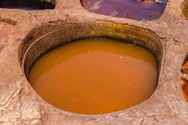 Fez, Fas - 13 Haziran 2022 Chouara Tannery, Chouara 'daki boya fıçıları Fez Medine' nin en ikonik manzaraları arasındadır. Eskiler 'in bronzlaşma ve boyama sanatı, içsel gerçekliğiyle.