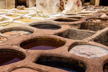 Fez, Fas - 13 Haziran 2022 Chouara Tannery, Chouara 'daki boya fıçıları Fez Medine' nin en ikonik manzaraları arasındadır. Eskiler 'in bronzlaşma ve boyama sanatı, içsel gerçekliğiyle.