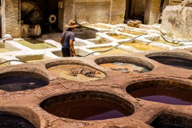 Fez, Fas - 13 Haziran 2022 Chouara Tannery, Chouara 'daki boya fıçıları Fez Medine' nin en ikonik manzaraları arasındadır. Eskiler 'in bronzlaşma ve boyama sanatı, içsel gerçekliğiyle.