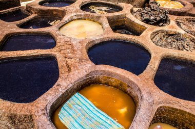 Fez, Fas - 13 Haziran 2022 Chouara Tannery, Chouara 'daki boya fıçıları Fez Medine' nin en ikonik manzaraları arasındadır. Eskiler 'in bronzlaşma ve boyama sanatı, içsel gerçekliğiyle.