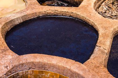 Fez, Fas - 13 Haziran 2022 Chouara Tannery, Chouara 'daki boya fıçıları Fez Medine' nin en ikonik manzaraları arasındadır. Eskiler 'in bronzlaşma ve boyama sanatı, içsel gerçekliğiyle.