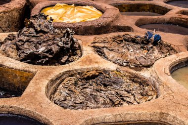 Fez, Fas - 13 Haziran 2022 Chouara Tannery, Chouara 'daki boya fıçıları Fez Medine' nin en ikonik manzaraları arasındadır. Eskiler 'in bronzlaşma ve boyama sanatı, içsel gerçekliğiyle.