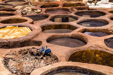 Fez, Fas - 13 Haziran 2022 Chouara Tannery, Chouara 'daki boya fıçıları Fez Medine' nin en ikonik manzaraları arasındadır. Eskiler 'in bronzlaşma ve boyama sanatı, içsel gerçekliğiyle.