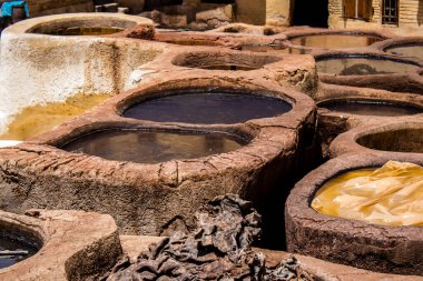 Fez, Fas - 13 Haziran 2022 Chouara Tannery, Chouara 'daki boya fıçıları Fez Medine' nin en ikonik manzaraları arasındadır. Eskiler 'in bronzlaşma ve boyama sanatı, içsel gerçekliğiyle.