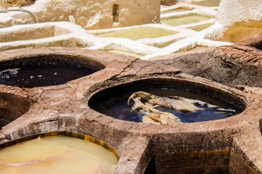 Fez, Fas - 13 Haziran 2022 Chouara Tannery, Chouara 'daki boya fıçıları Fez Medine' nin en ikonik manzaraları arasındadır. Eskiler 'in bronzlaşma ve boyama sanatı, içsel gerçekliğiyle.