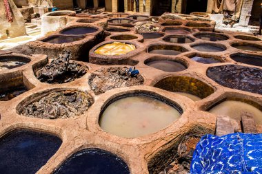 Fez, Fas - 13 Haziran 2022 Chouara Tannery, Chouara 'daki boya fıçıları Fez Medine' nin en ikonik manzaraları arasındadır. Eskiler 'in bronzlaşma ve boyama sanatı, içsel gerçekliğiyle.