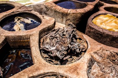 Fez, Fas - 13 Haziran 2022 Chouara Tannery, Chouara 'daki boya fıçıları Fez Medine' nin en ikonik manzaraları arasındadır. Eskiler 'in bronzlaşma ve boyama sanatı, içsel gerçekliğiyle.