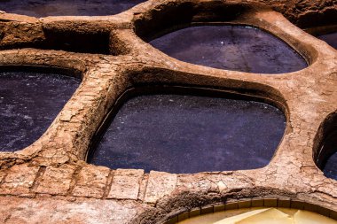 Fez, Fas - 13 Haziran 2022 Chouara Tannery, Chouara 'daki boya fıçıları Fez Medine' nin en ikonik manzaraları arasındadır. Eskiler 'in bronzlaşma ve boyama sanatı, içsel gerçekliğiyle.