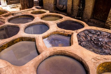 Fez, Fas - 13 Haziran 2022 Chouara Tannery, Chouara 'daki boya fıçıları Fez Medine' nin en ikonik manzaraları arasındadır. Eskiler 'in bronzlaşma ve boyama sanatı, içsel gerçekliğiyle.