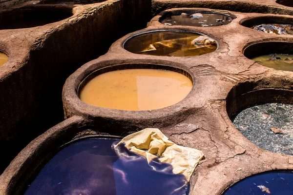 Fez, Fas - 13 Haziran 2022 Chouara Tannery, Chouara 'daki boya fıçıları Fez Medine' nin en ikonik manzaraları arasındadır. Eskiler 'in bronzlaşma ve boyama sanatı, içsel gerçekliğiyle.