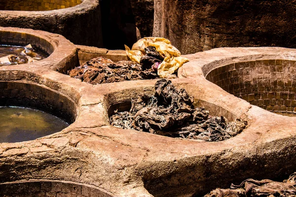 Fez, Fas - 13 Haziran 2022 Chouara Tannery, Chouara 'daki boya fıçıları Fez Medine' nin en ikonik manzaraları arasındadır. Eskiler 'in bronzlaşma ve boyama sanatı, içsel gerçekliğiyle.