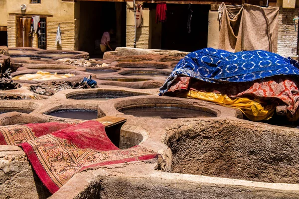 Fez, Fas - 13 Haziran 2022 Chouara Tannery, Chouara 'daki boya fıçıları Fez Medine' nin en ikonik manzaraları arasındadır. Eskiler 'in bronzlaşma ve boyama sanatı, içsel gerçekliğiyle.