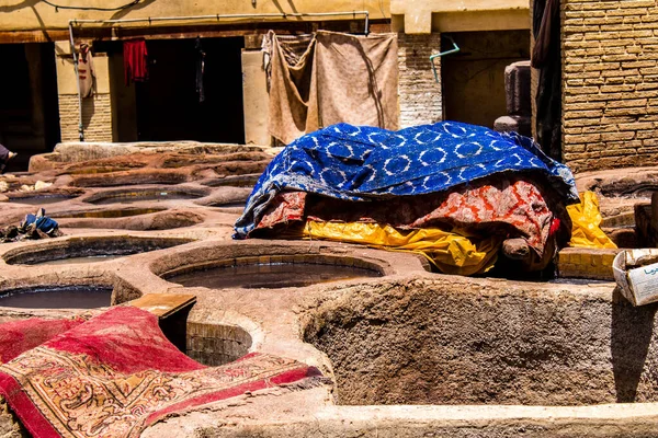 Fez, Fas - 13 Haziran 2022 Chouara Tannery, Chouara 'daki boya fıçıları Fez Medine' nin en ikonik manzaraları arasındadır. Eskiler 'in bronzlaşma ve boyama sanatı, içsel gerçekliğiyle.