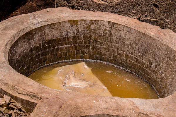 Fez, Fas - 13 Haziran 2022 Chouara Tannery, Chouara 'daki boya fıçıları Fez Medine' nin en ikonik manzaraları arasındadır. Eskiler 'in bronzlaşma ve boyama sanatı, içsel gerçekliğiyle.