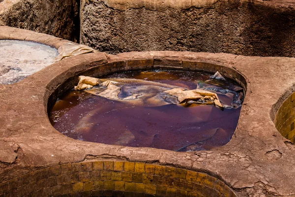 Fez, Fas - 13 Haziran 2022 Chouara Tannery, Chouara 'daki boya fıçıları Fez Medine' nin en ikonik manzaraları arasındadır. Eskiler 'in bronzlaşma ve boyama sanatı, içsel gerçekliğiyle.