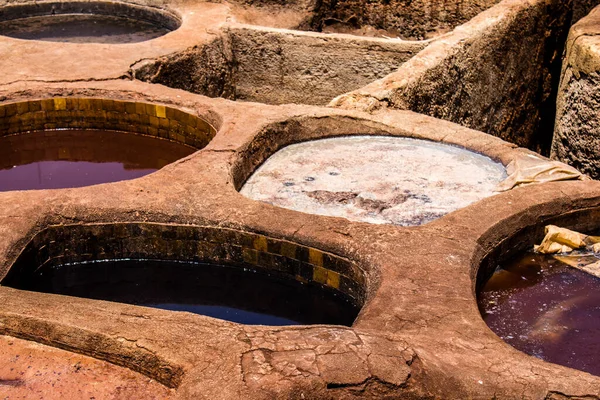 Fez, Fas - 13 Haziran 2022 Chouara Tannery, Chouara 'daki boya fıçıları Fez Medine' nin en ikonik manzaraları arasındadır. Eskiler 'in bronzlaşma ve boyama sanatı, içsel gerçekliğiyle.