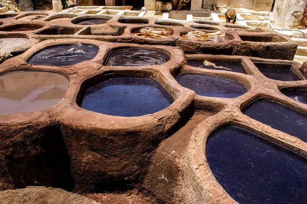 Fez, Fas - 13 Haziran 2022 Chouara Tannery, Chouara 'daki boya fıçıları Fez Medine' nin en ikonik manzaraları arasındadır. Eskiler 'in bronzlaşma ve boyama sanatı, içsel gerçekliğiyle.