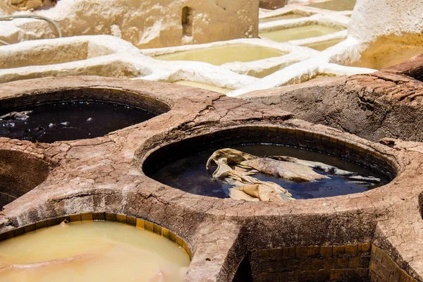 Fez, Fas - 13 Haziran 2022 Chouara Tannery, Chouara 'daki boya fıçıları Fez Medine' nin en ikonik manzaraları arasındadır. Eskiler 'in bronzlaşma ve boyama sanatı, içsel gerçekliğiyle.