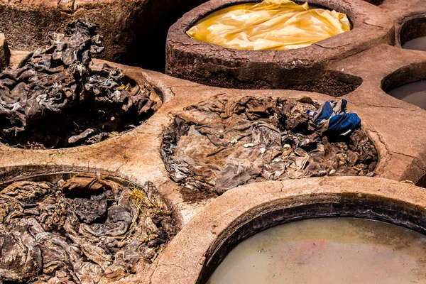 Fez, Fas - 13 Haziran 2022 Chouara Tannery, Chouara 'daki boya fıçıları Fez Medine' nin en ikonik manzaraları arasındadır. Eskiler 'in bronzlaşma ve boyama sanatı, içsel gerçekliğiyle.