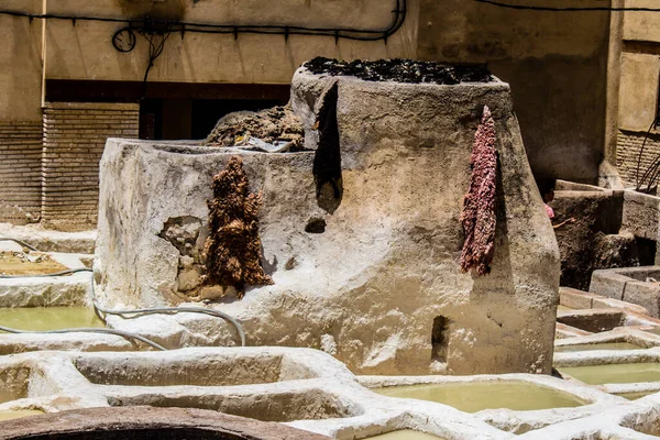 Fez, Fas - 13 Haziran 2022 Chouara Tannery, Chouara 'daki boya fıçıları Fez Medine' nin en ikonik manzaraları arasındadır. Eskiler 'in bronzlaşma ve boyama sanatı, içsel gerçekliğiyle.