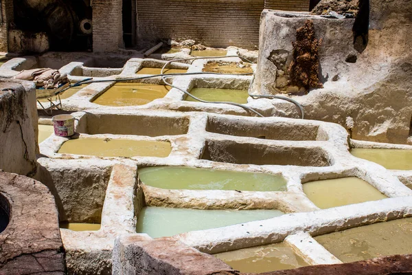 Fez, Fas - 13 Haziran 2022 Chouara Tannery, Chouara 'daki boya fıçıları Fez Medine' nin en ikonik manzaraları arasındadır. Eskiler 'in bronzlaşma ve boyama sanatı, içsel gerçekliğiyle.
